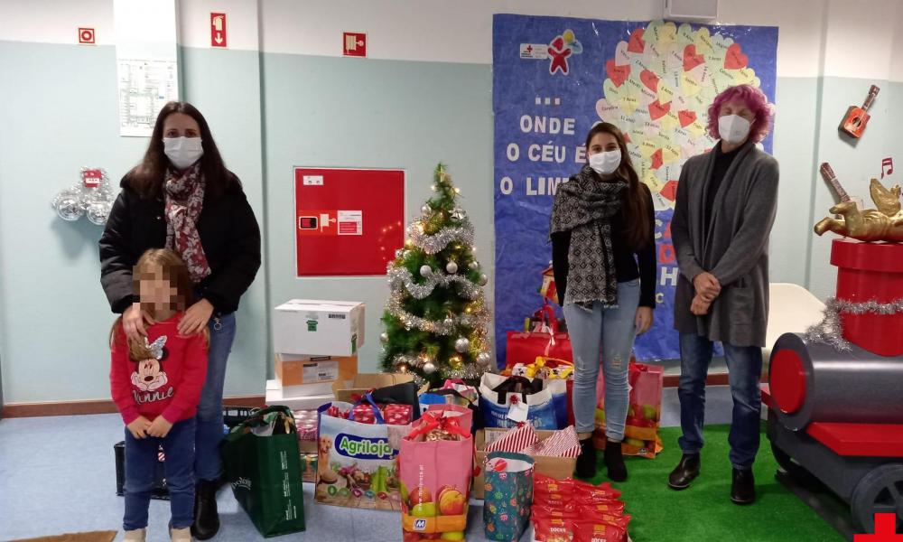 Nicola oferece presentes e produtos alimentares