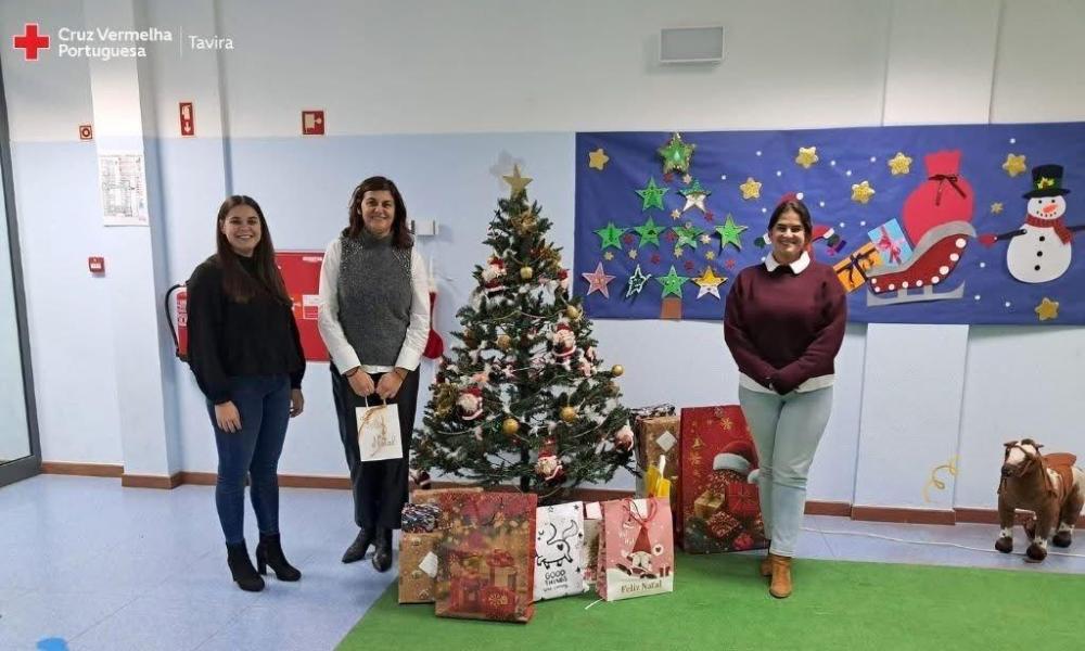 L'agence BPI de Vila Real de Santo António offre des cadeaux de Noël aux enfants de la Casa de Acolhimento.