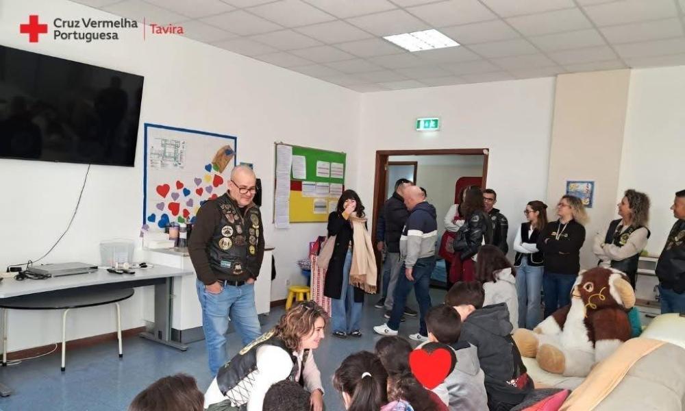 Le groupe Motomanos apporte à nouveau de la joie et des cadeaux aux enfants de la Casa de Acolhimento