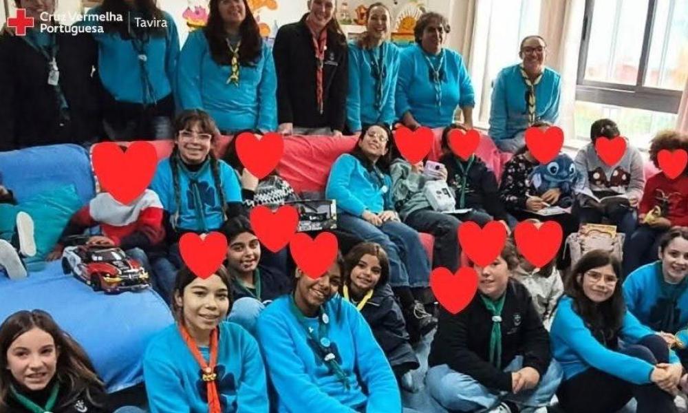 Les guides de Tavira apportent l'esprit de Noël aux enfants de la Casa de Acolhimento